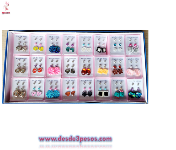 Caja con 24 estuches de plastico con 3 par de aretes variedad de modelos surtidos 4 x 3cm. Medidas de cada estuche