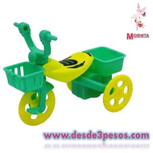Triciclo de plastico en color pastel 11 x 8cm.