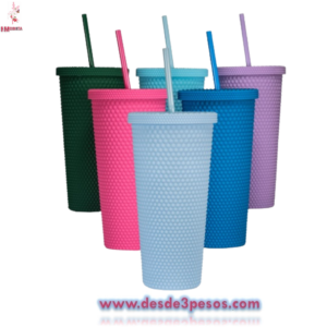 Duo Vaso con decorado tipo tachuelas mate con tapa y popote, botella de agua de plastico reutilizable 23 x 10cm. Y 18 x 9cm.