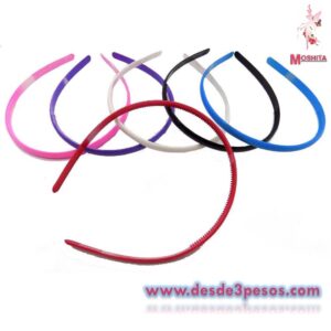 Paquete con 12 Diademas de Plastico 1cm de ancho en varios colores.