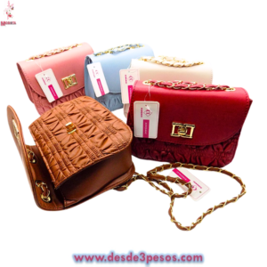 Bolsa Vini Piel Corrugada con Cinta encadenada y broche Giratorio 20 x 16 cm.