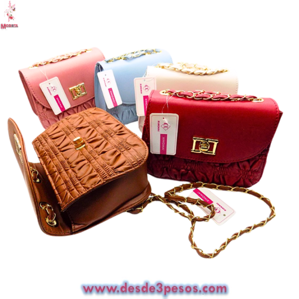 Bolsa Vini Piel Corrugada con Cinta encadenada y broche Giratorio 20 x 16 cm.