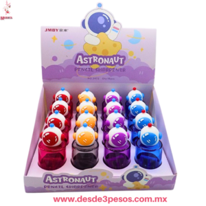 Sacapuntas AUSTRONAUTA con contenedor dos taños de lapiz 8 x 3.5 cm. Caja con 16 pza. precio por 1 pza.