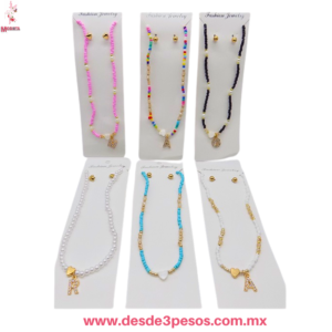 Juego de Gargantilla y Aretes con piedra de color y letra inicial 24 cm. De largo aprox.
