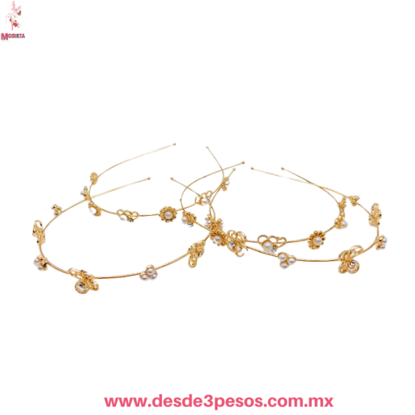 Diadema de Metal Dorado con decoración de flor con perlas - Imagen 2