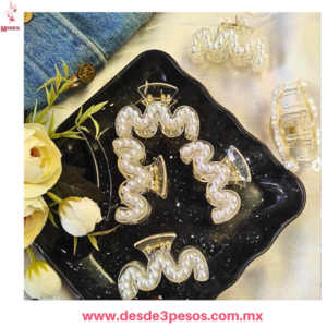Paquete con 12 Pinzas para Cabello en forma de  Gusano transparente con Perlas 7 x 4 cm.