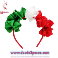 Diadema Tricolor forrada de listón rojo con adornos de flores roja, blanca y verde