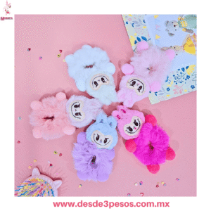 Dona peluche con Figura de Labubu en colores 12 x 10 cm. 5B-106