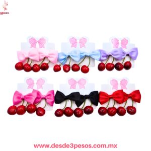 Blíster con Par de Moños con Cerezas Colgantes 8 x 8 cm en colores