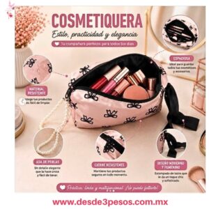 Cosmetiqueras estilo coquette en varios colores y cuentan con un diseño de moños impresos. Y detalle de asa de perlas 25 X 14 cm. S-1564
