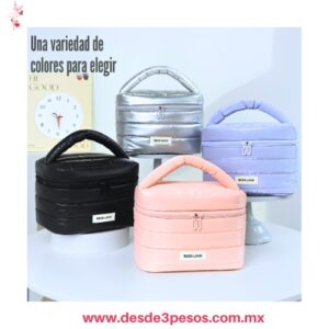 Cosmetiquera acolchada tipo puffy de la marca FREELOVE con un diseño capitonado y asa superior 13 X 26 cm. 4 tonos S-1673