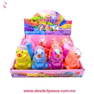 Arena mágica moldeable en envase transparente con forma de capibara y molde de figura. 12 x 6 cm. H-2022