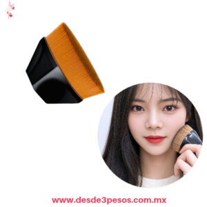 Brocha suave para maquillaje en forma de pétalo con funda protectora  6 x 4.5cm.