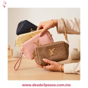 Bolso de mano estilo cosmetiquera con logotipo Metalico de Iniciales 24 x 13 cm. En colores como foto S-1719